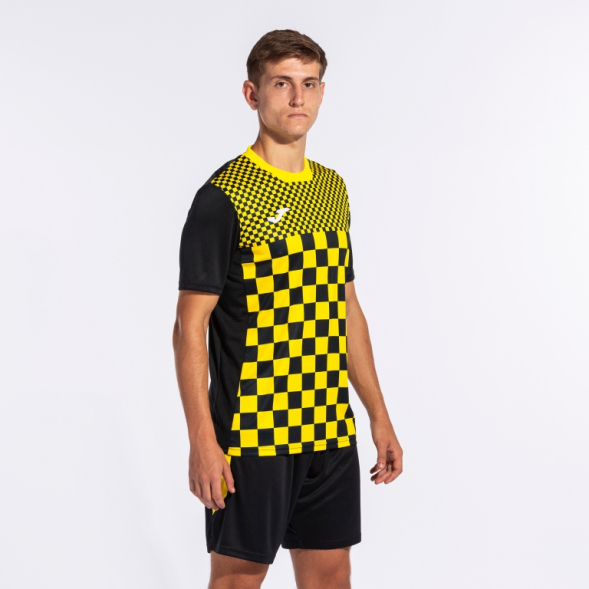 CAMISETA MANGA CORTA FLAG III NEGRO AMARILLO